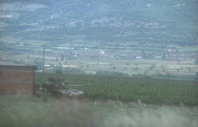 アルバニアゲリラ支配地域の村を狙うマケドニア軍戦車