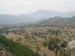 アフガン国境に近い町は険しい山岳地帯が続く